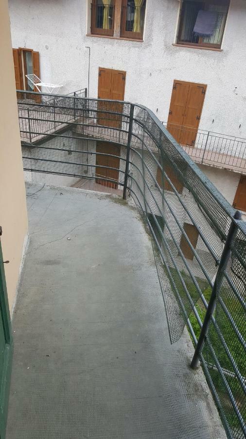 Alex's Apartment Crone